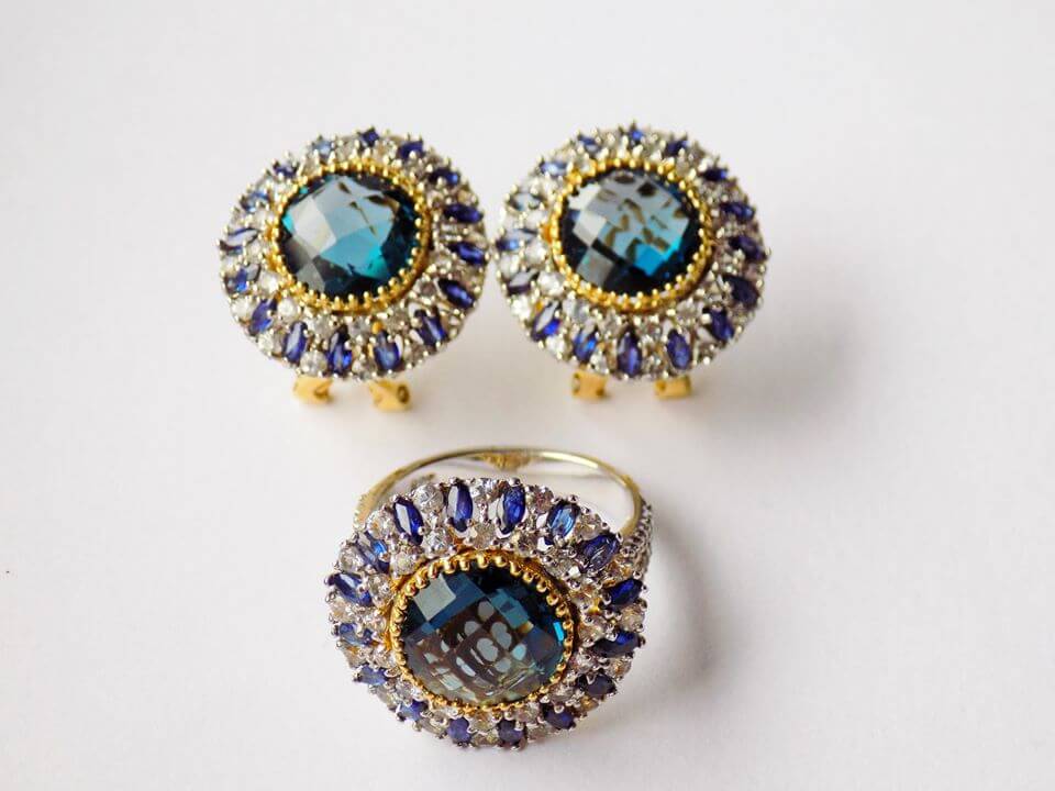 Sudraba auskari ar Londonas topāzēm, zilajiem safīriem un leiko safīriem