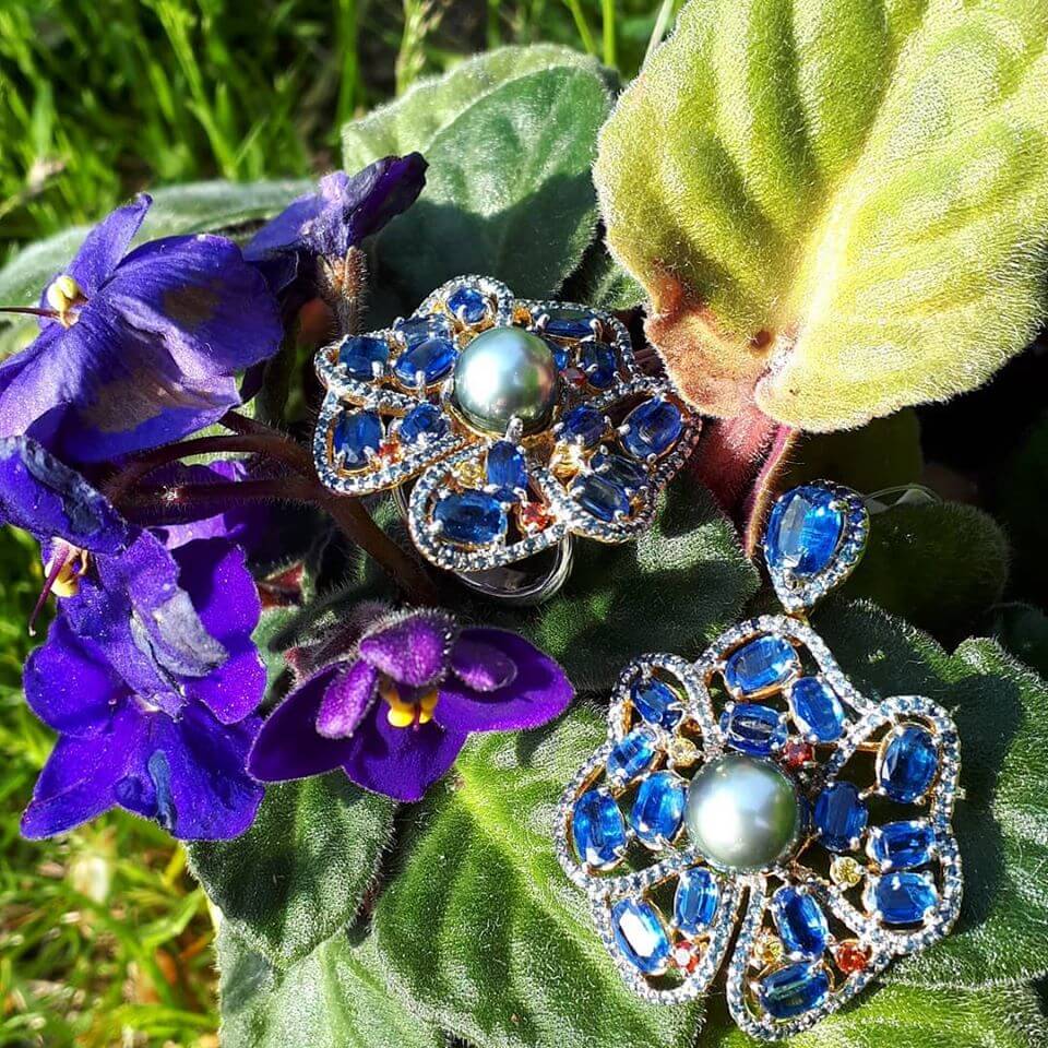 Серебряное кольцо с серой морской жемчужиной, кианитами и сапфирами