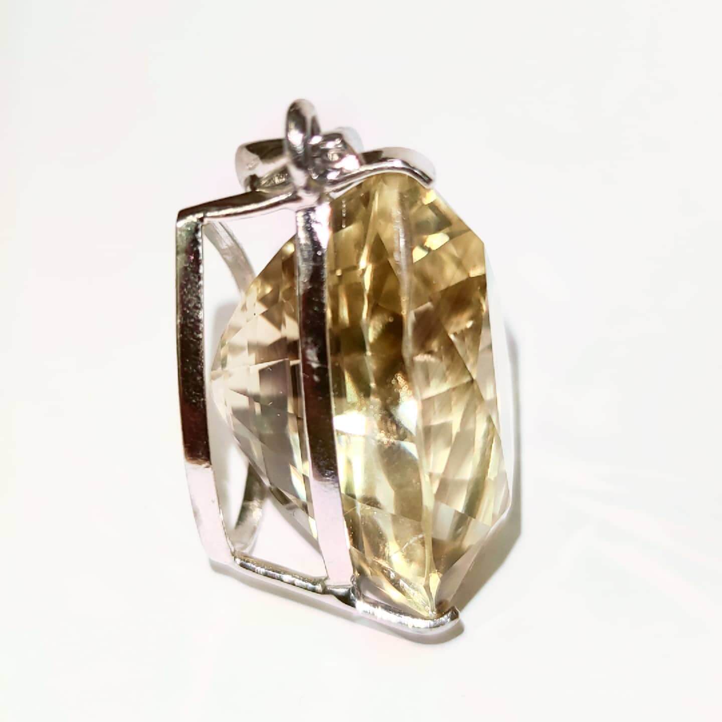 Sudraba kulons ar citrīnu