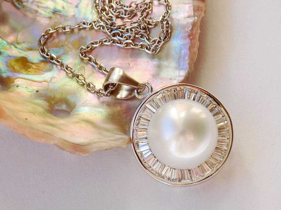 Silver Necklace with White Sea Pearl and Zircons