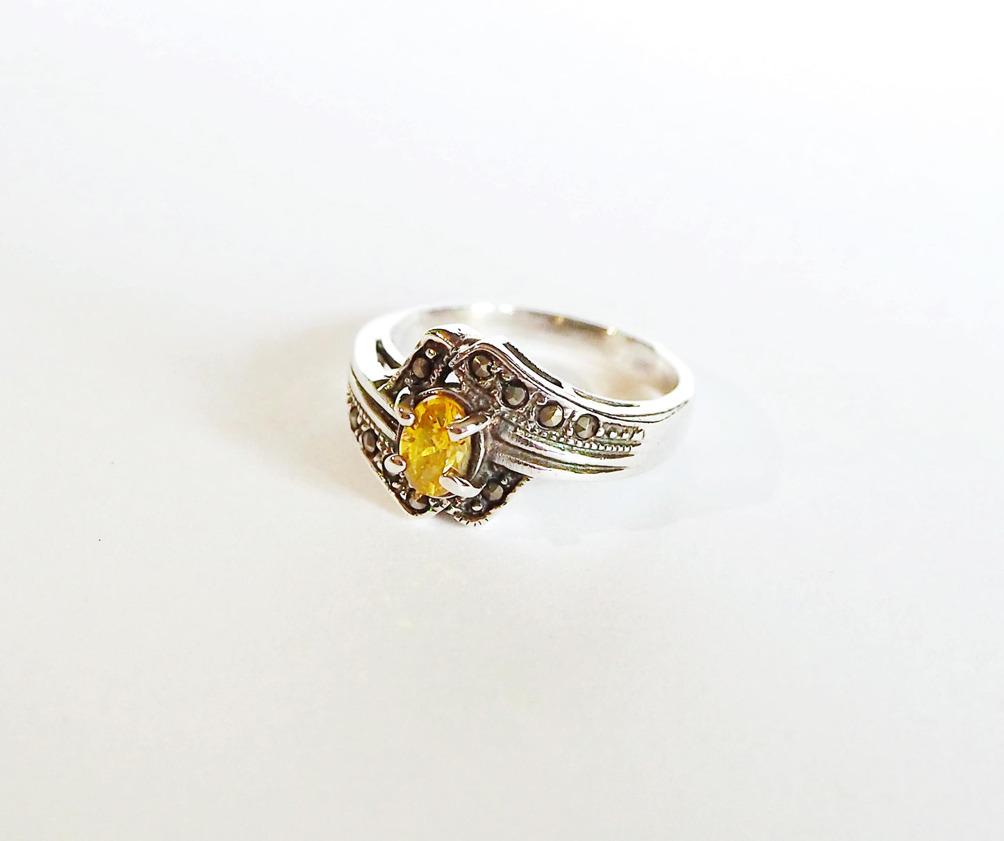 Серебряное кольцо с желтым цирконом