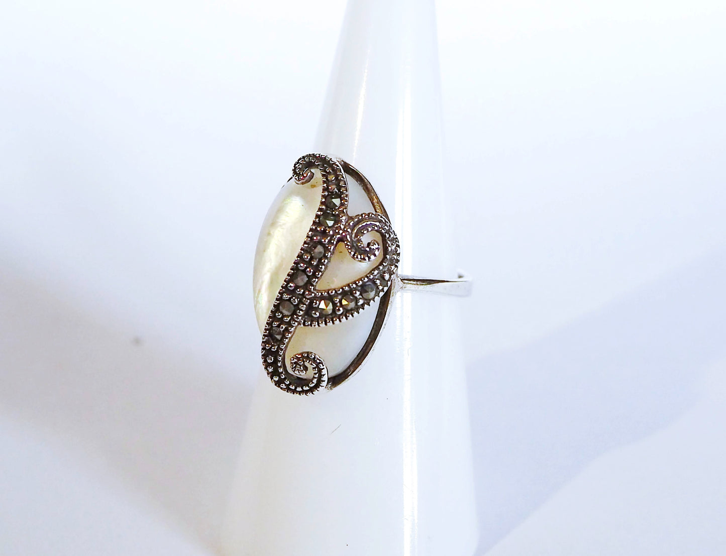 Серебряное кольцо с белым перламутром