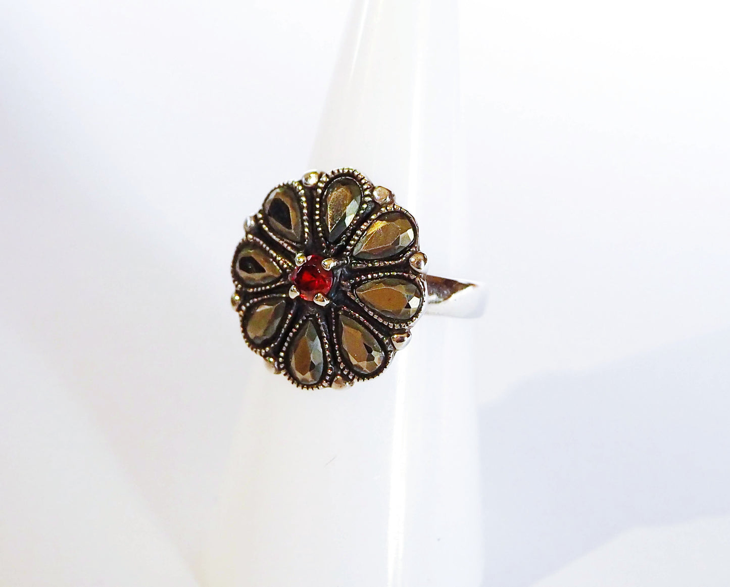 Серебряное кольцо с красным цирконом