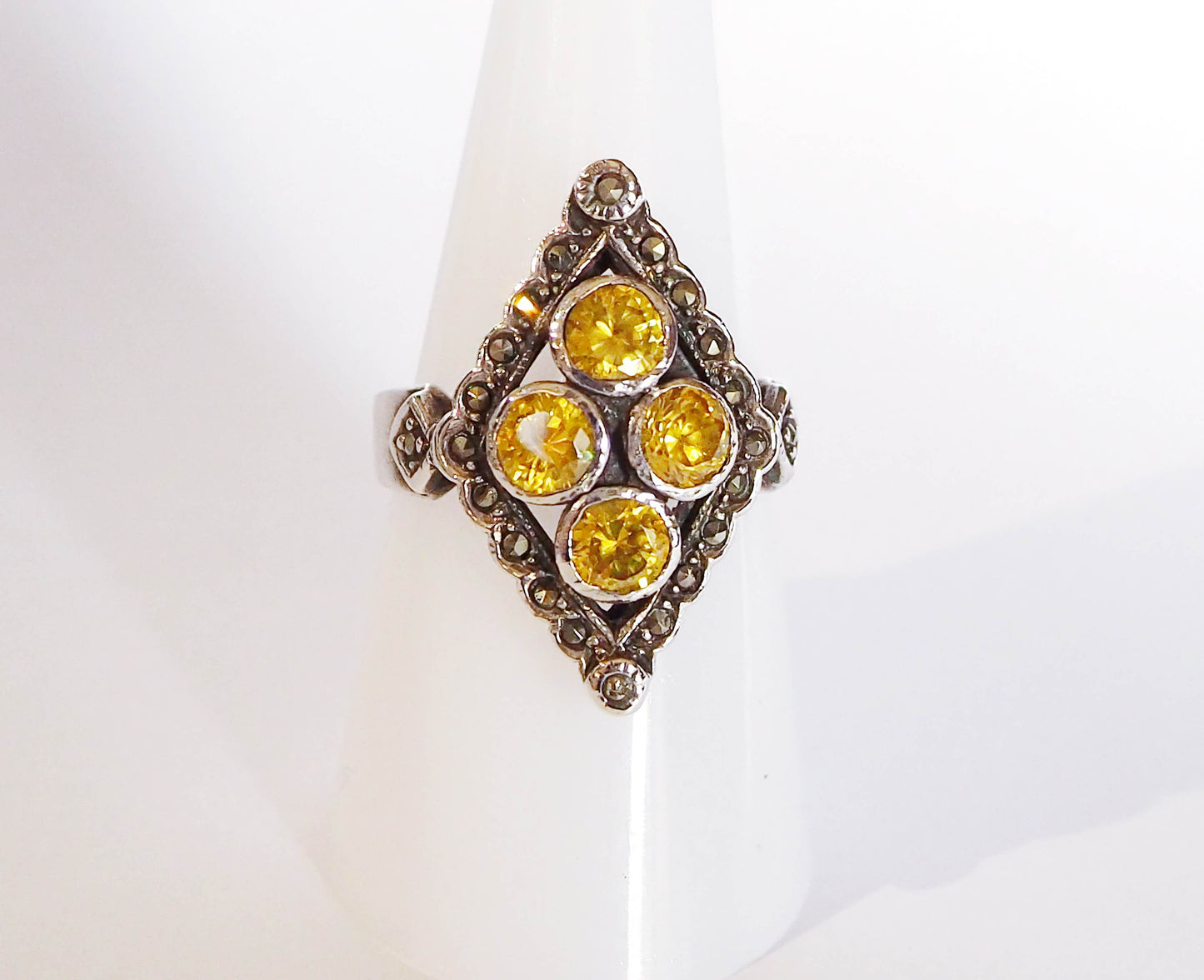 Серебряное кольцо с желтыми цирконами