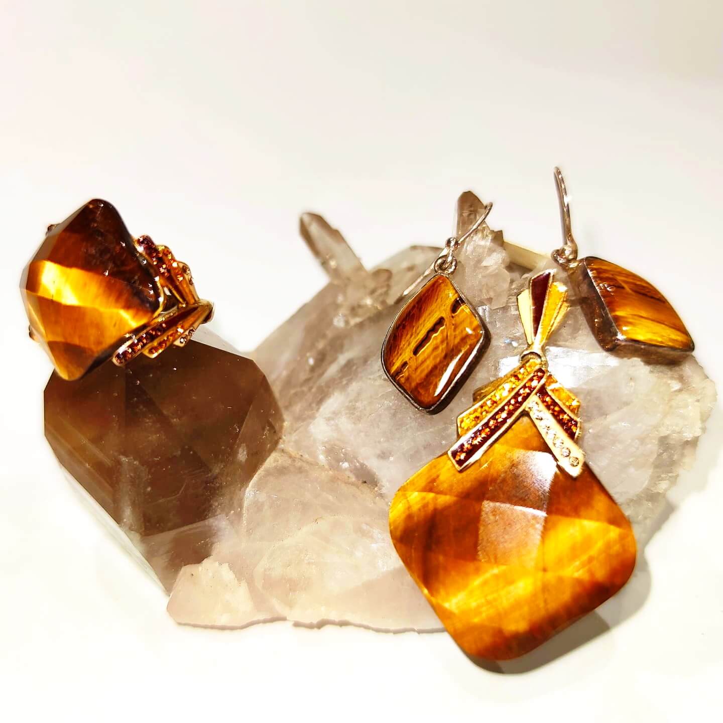 Серебряный кулон с тигровым глазом и кристаллами SWAROVSKI