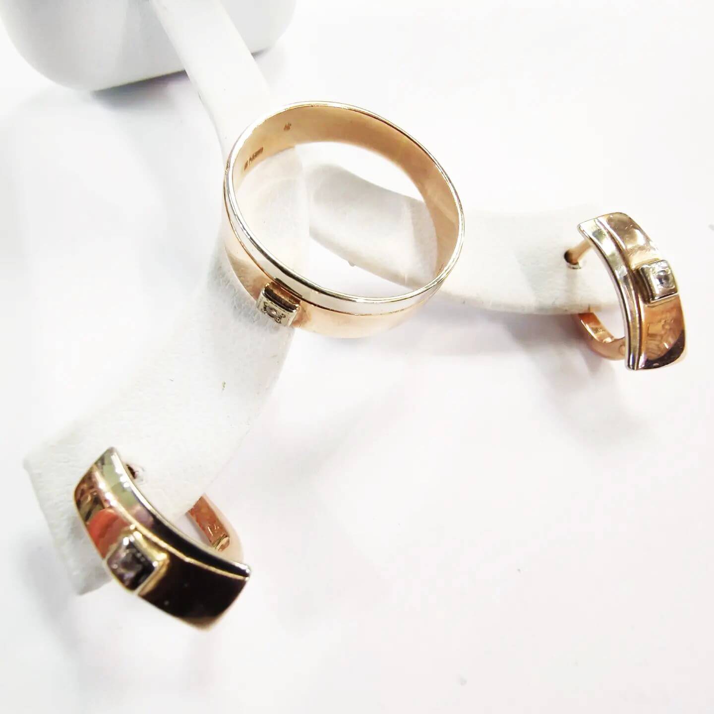 Кольцо из 14-каратного красного и белого золота с цирконами в бриллиантовой огранке