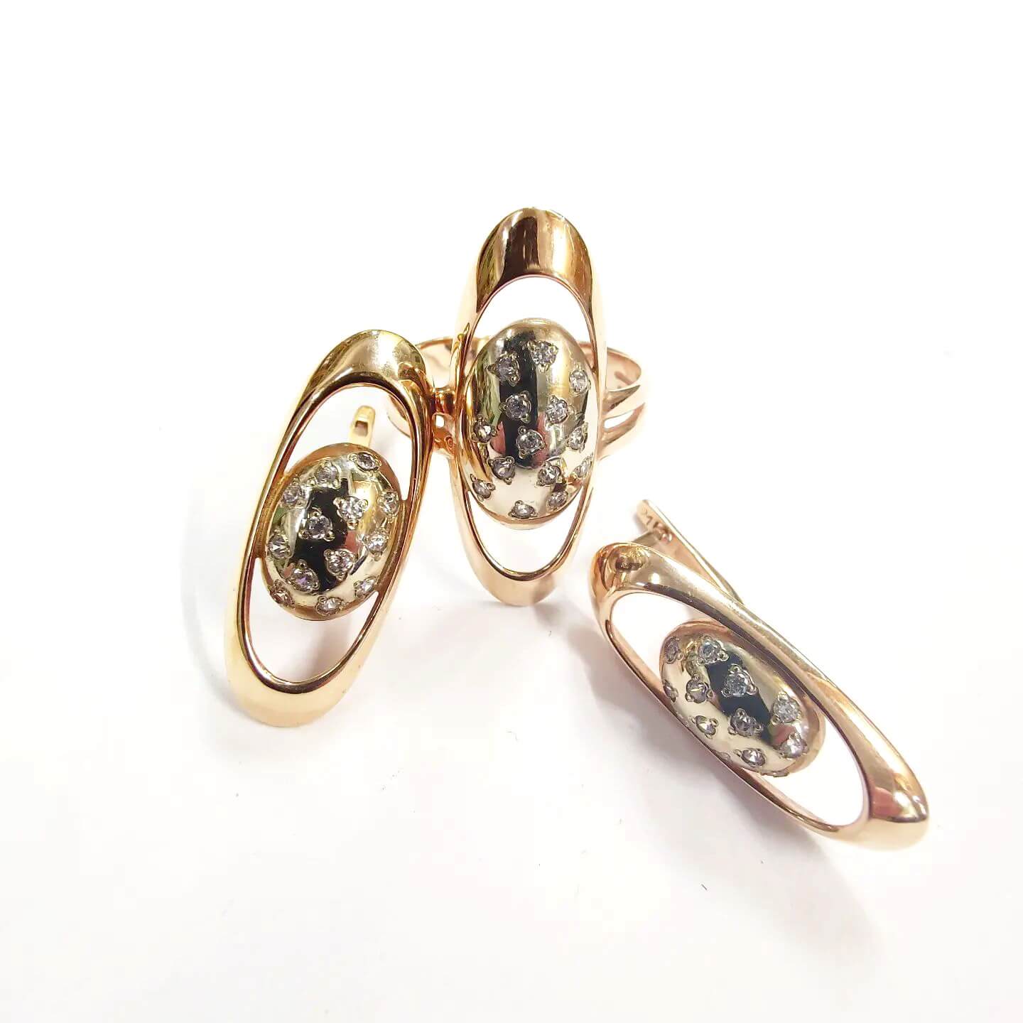 Кольцо из 14-каратного красного и белого золота с цирконами в бриллиантовой огранке