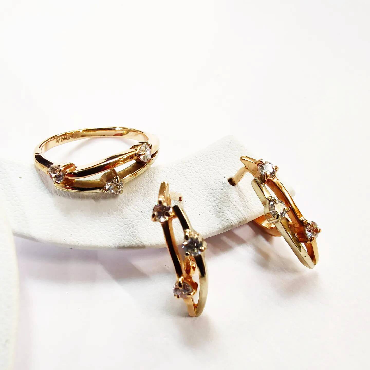 14 K sarkanā un baltā zelta gredzens ar cirkoniem