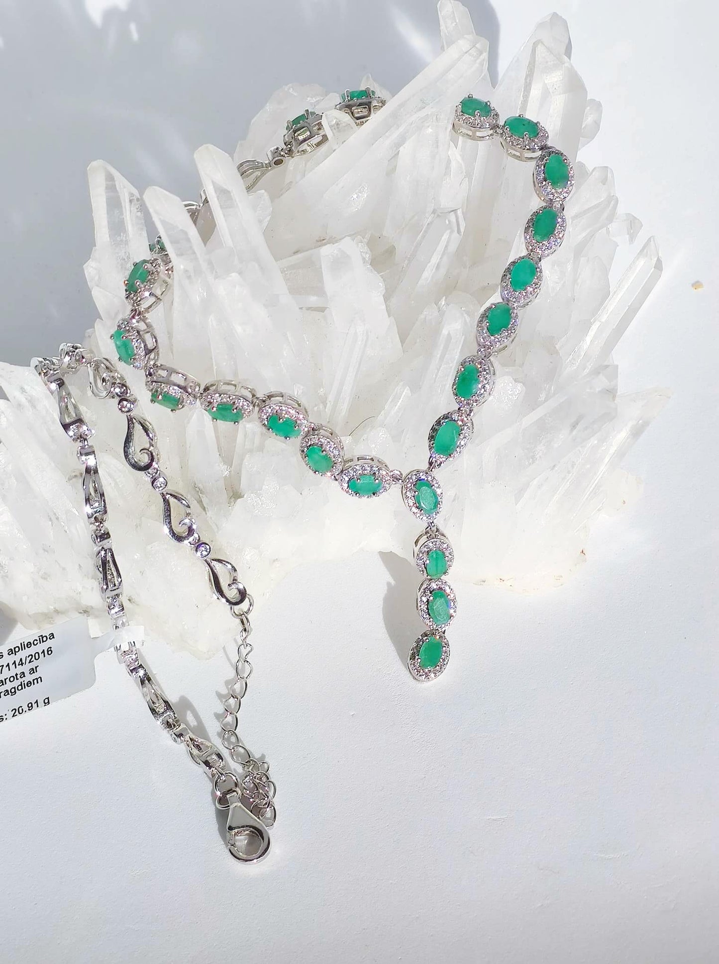 Серебряное колье с изумрудами и цирконами