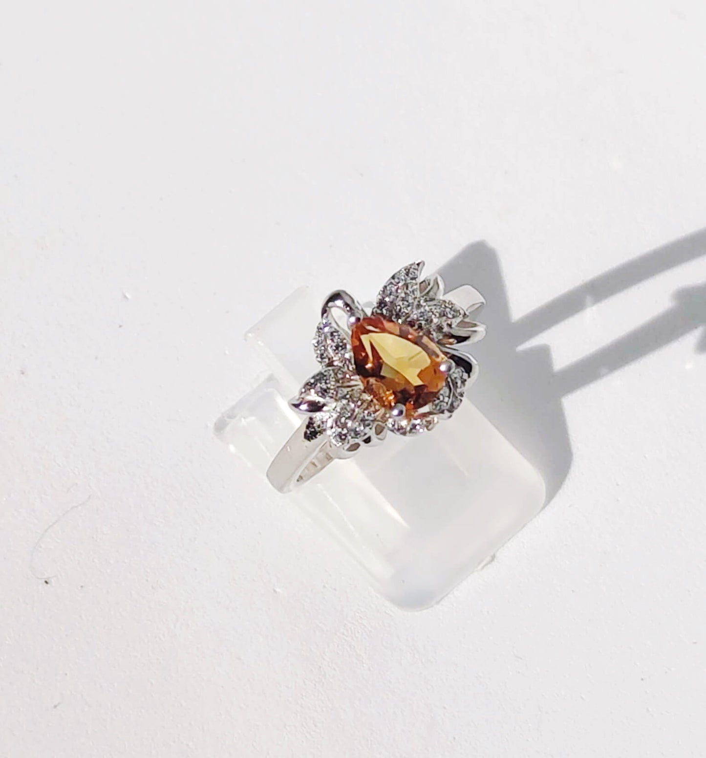 Серебряное кольцо с цитрином и цирконами