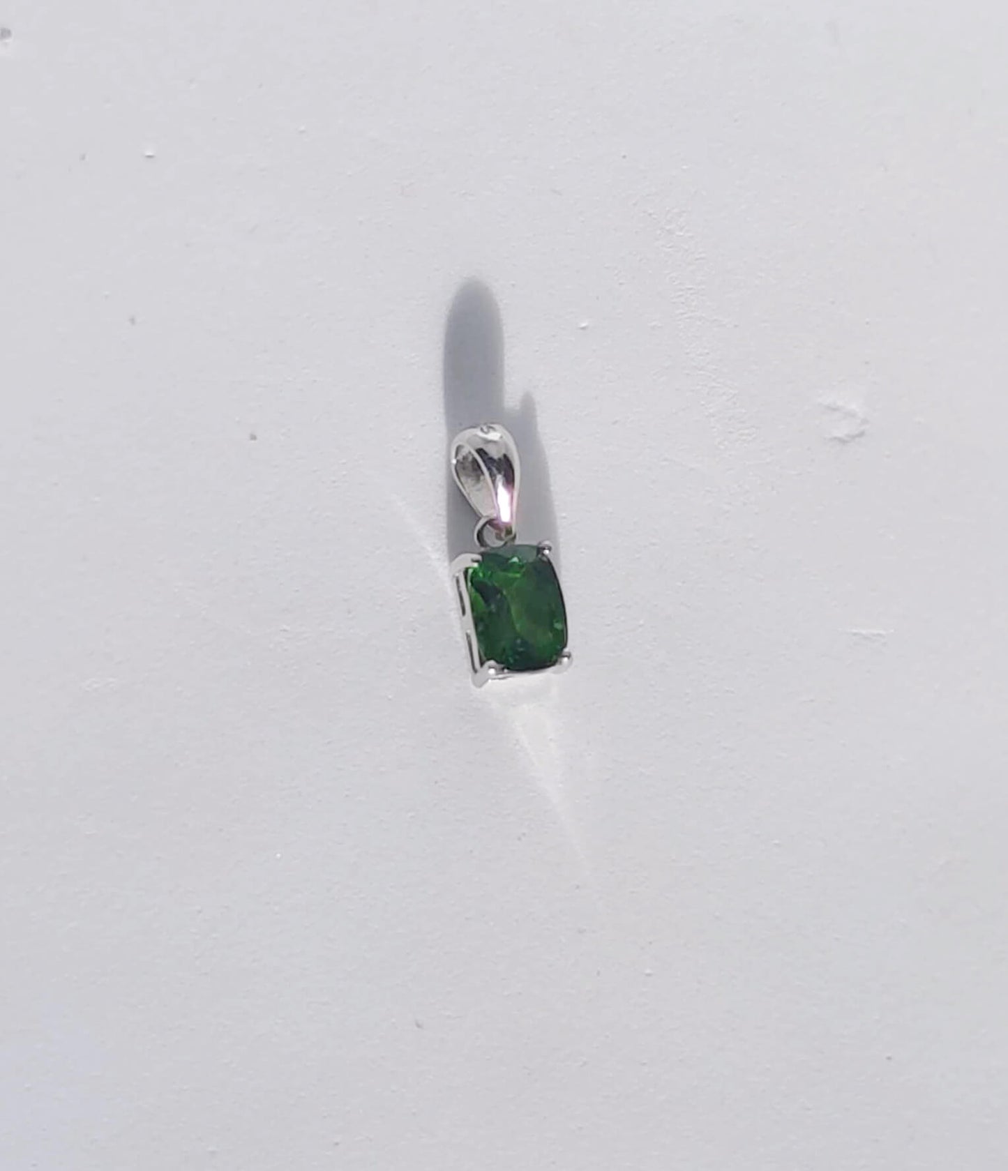 Серебряный кулон с хромдиопсидом