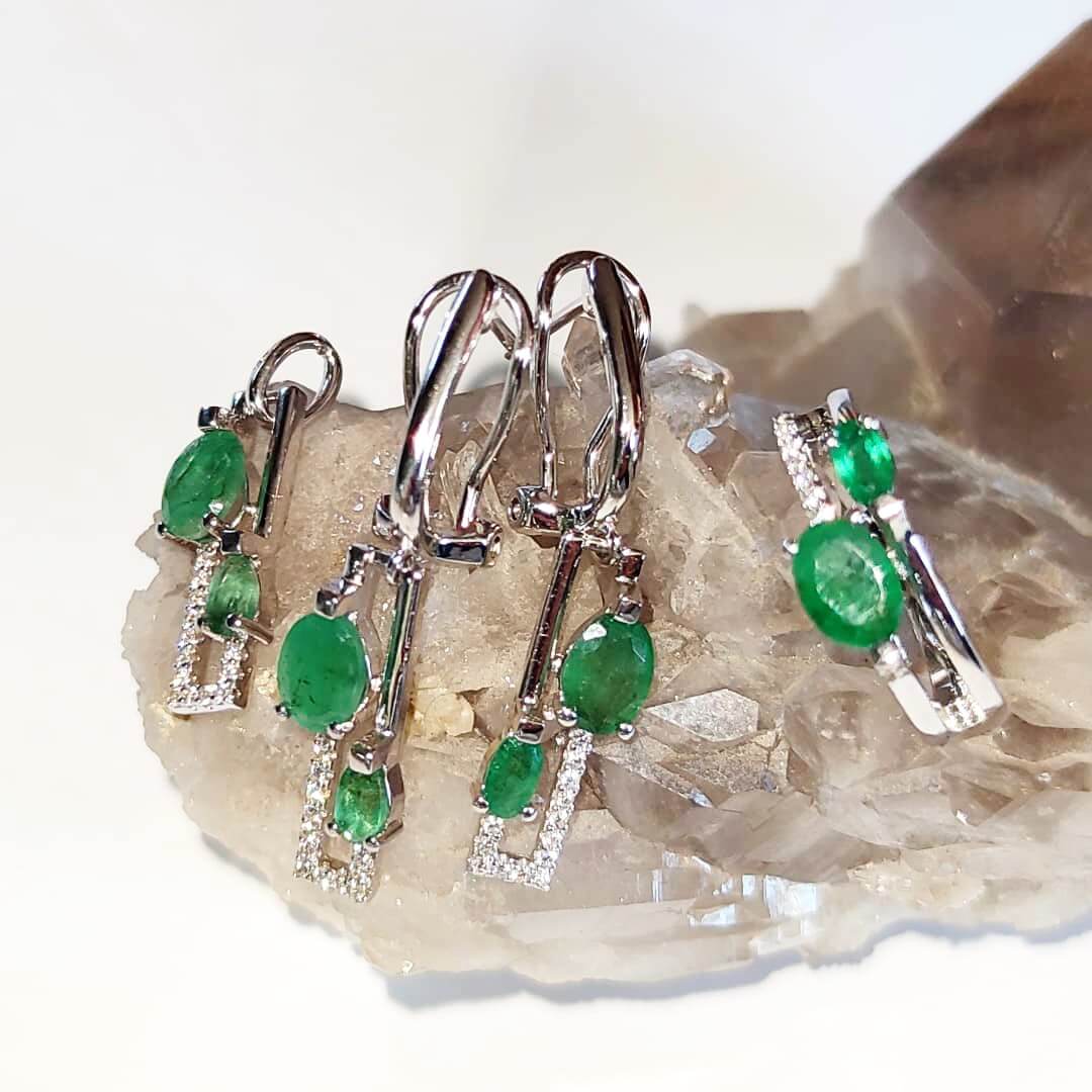 Sudraba kulons ar smaragdu un cirkoniem