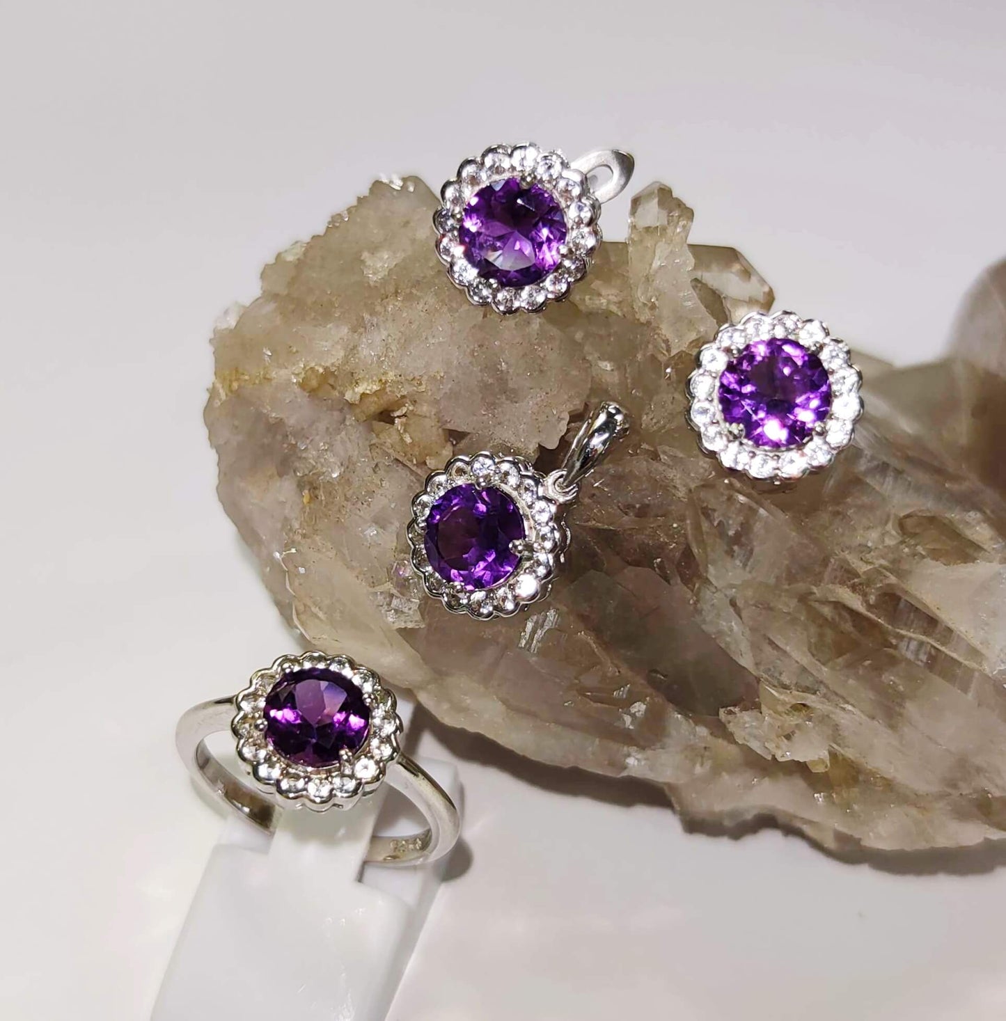 Серебряное кольцо с аметистом и цирконами