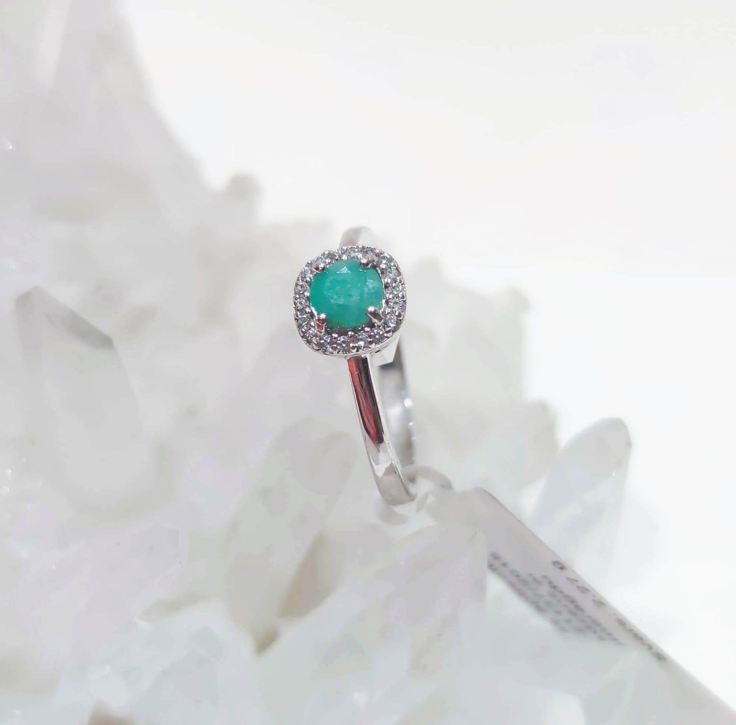 Серебряное кольцо с изумрудом и цирконами