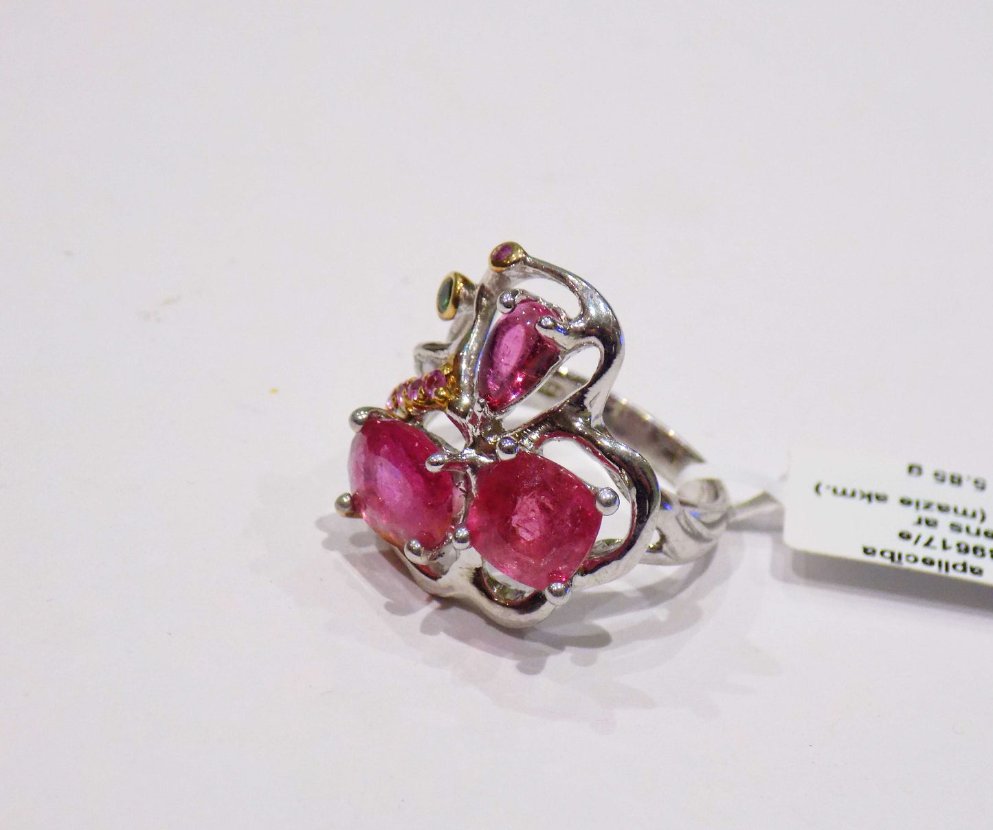 Sudraba gredzens ar rozā turmalīniem, rozā safīriem un zaļo granātu