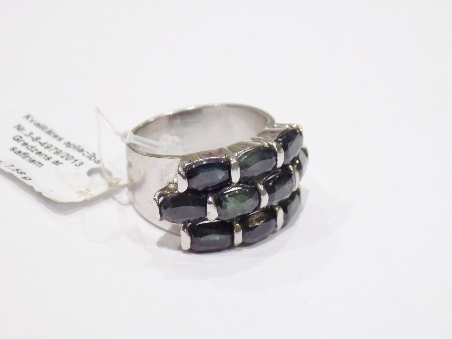 Sudraba gredzens ar zili zaļiem safīriem