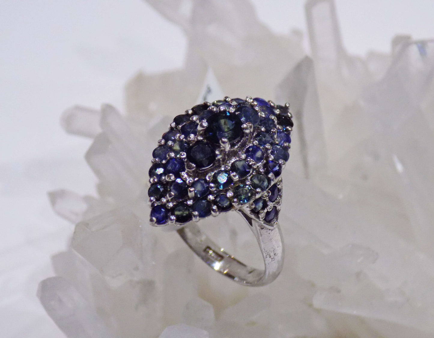 Sudraba gredzens ar ziliem safīriem