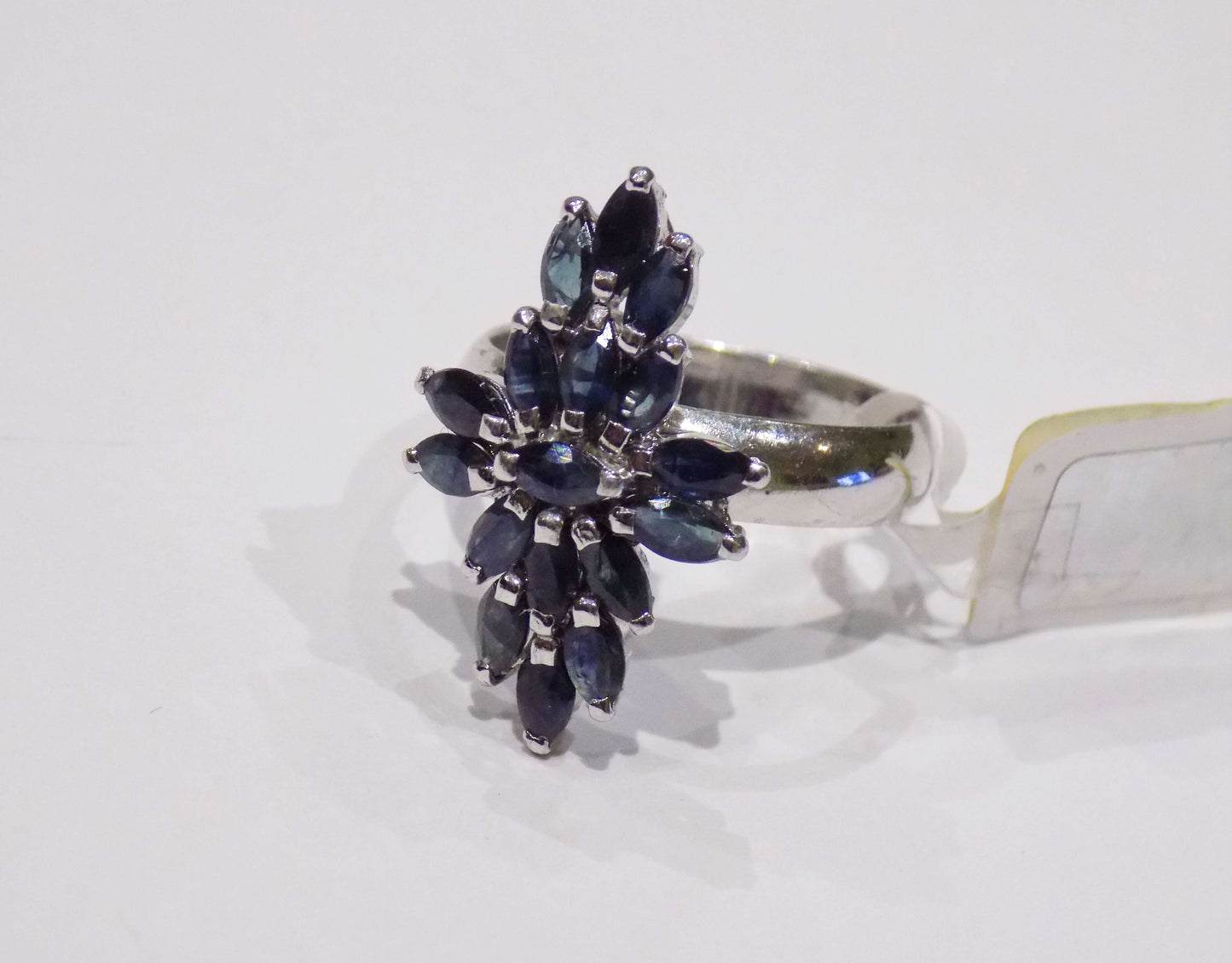 Sudraba gredzens ar ziliem safīriem