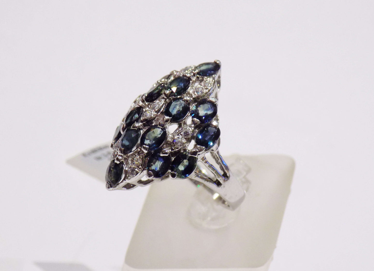 Sudraba gredzens ar ziliem safīriem un cirkoniem