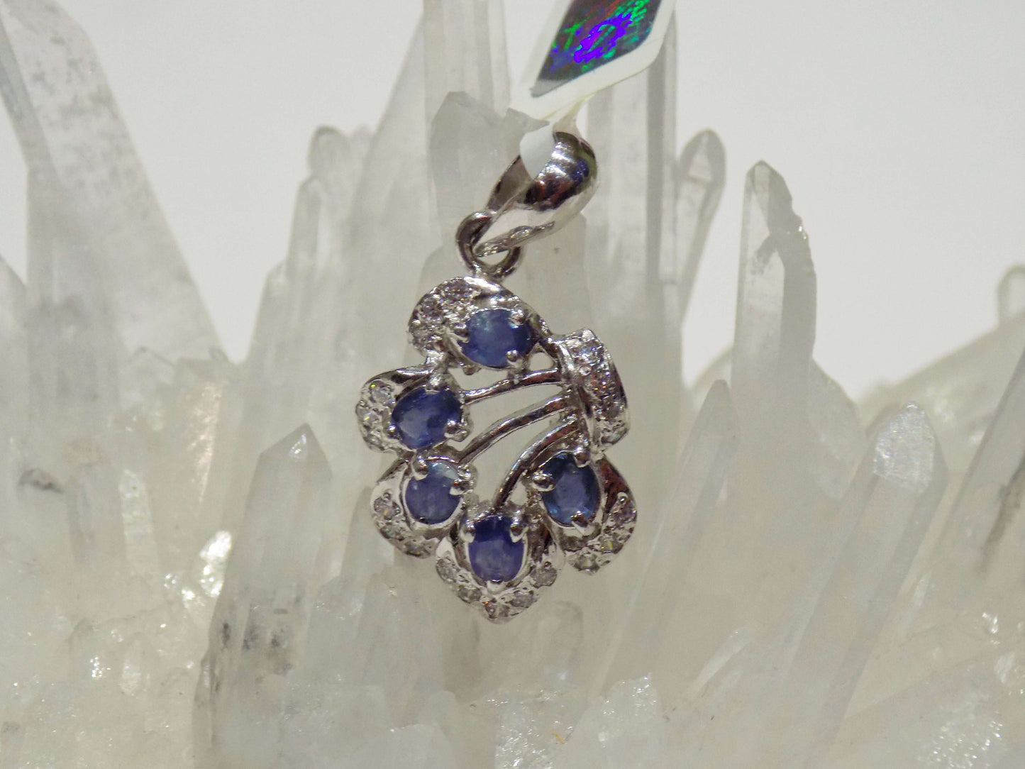 Sudraba kulons ar ziliem safīriem un cirkoniem