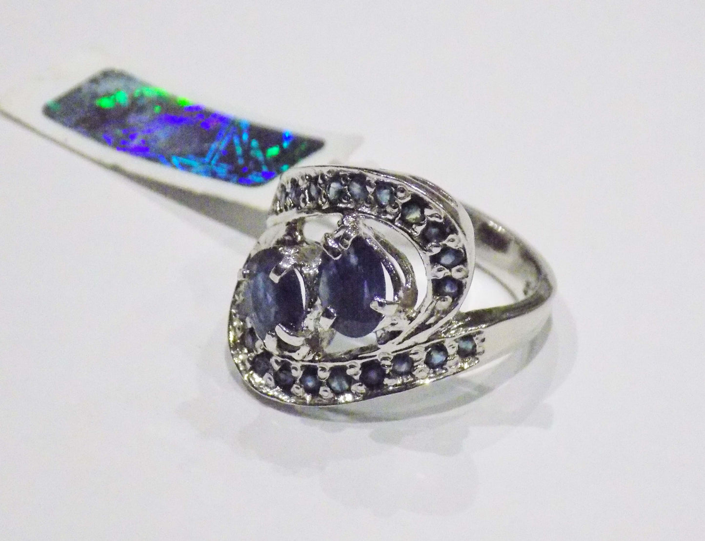 Sudraba gredzens ar ziliem safīriem