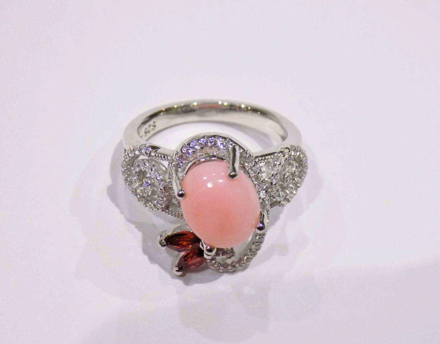 Серебряное кольцо с розовым опалом, родолитами и белыми цирконами