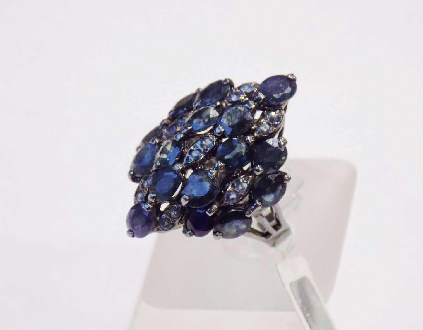 Sudraba gredzens ar ziliem safīriem