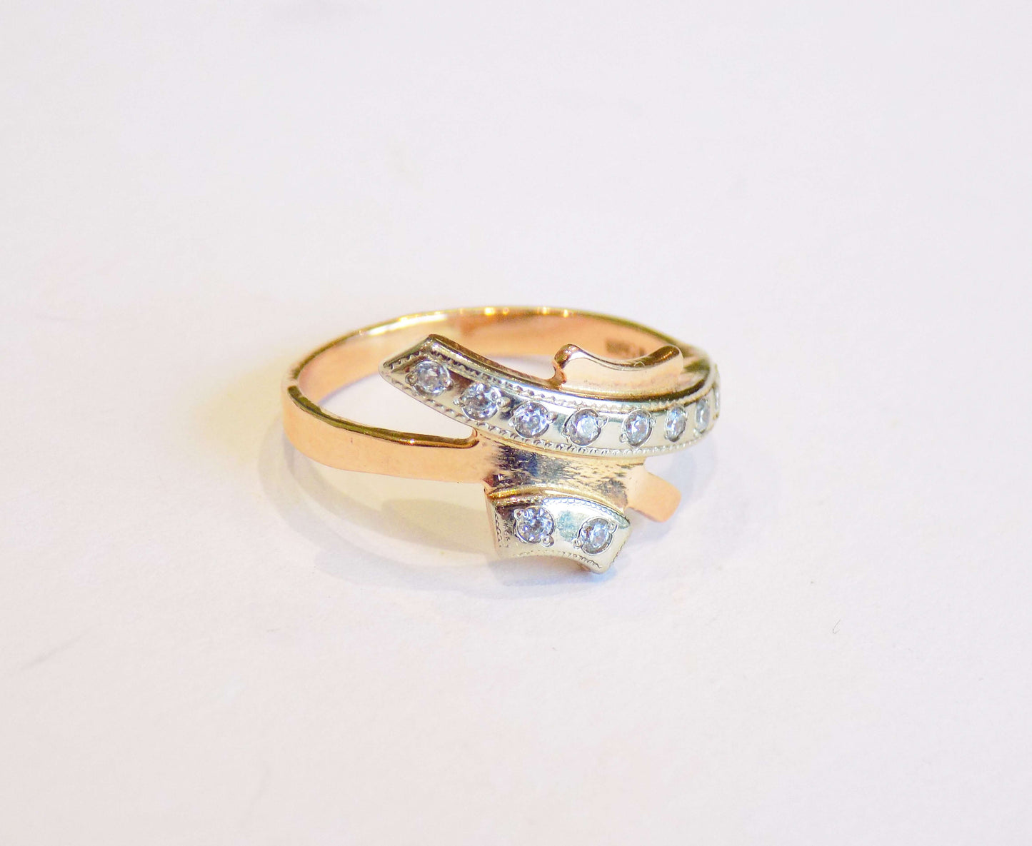 Золотое кольцо с белыми Цирконами