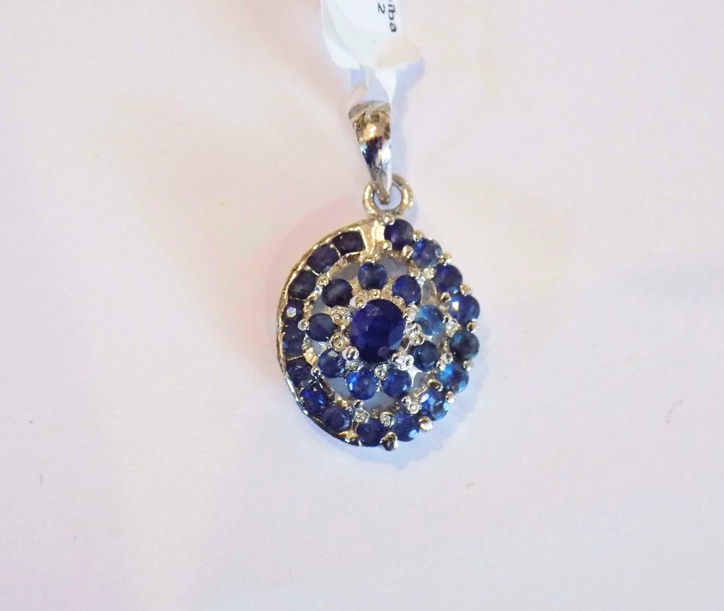 Sudraba kulons ar ziliem safīriem