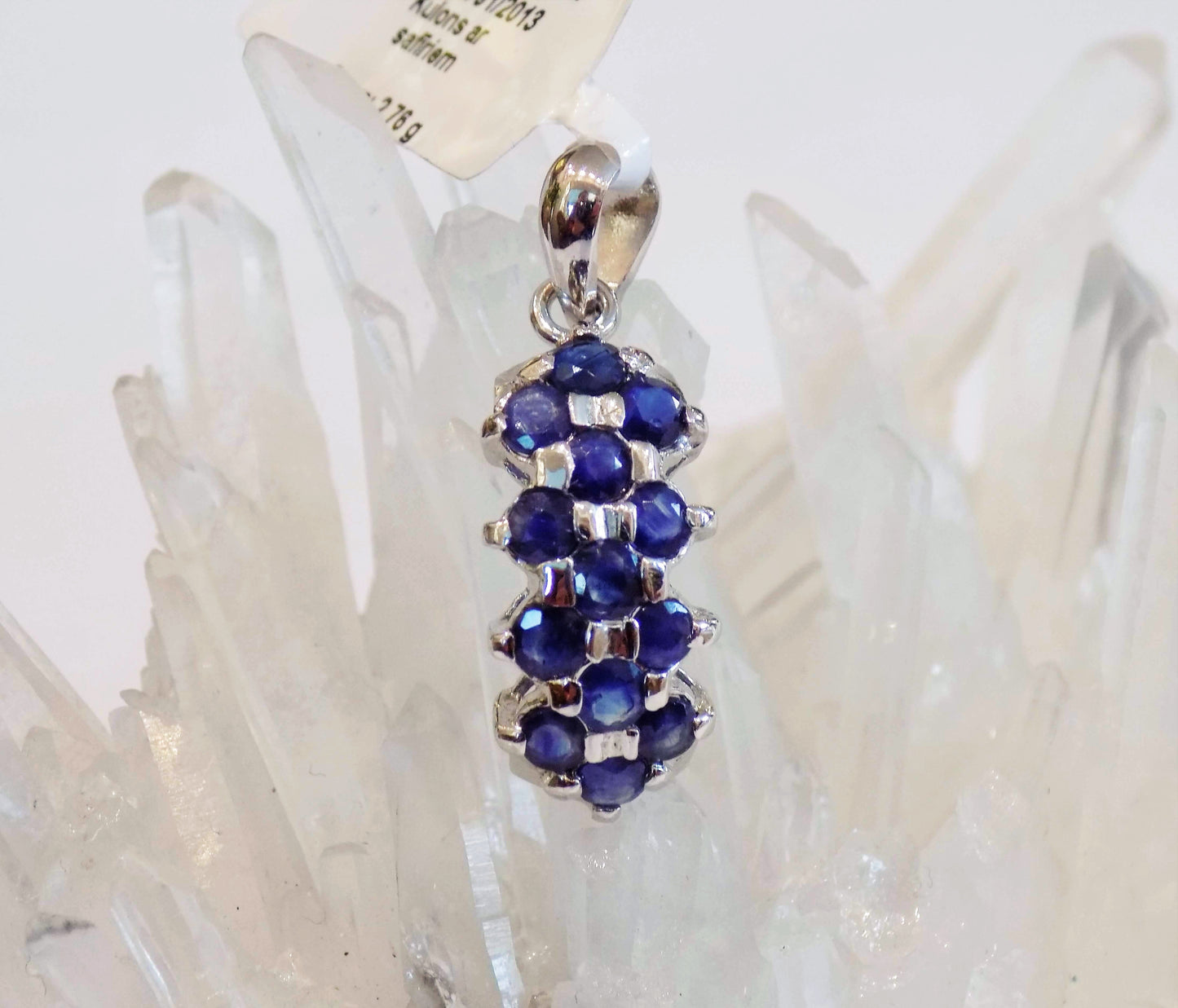 Sudraba kulons ar ziliem safīriem