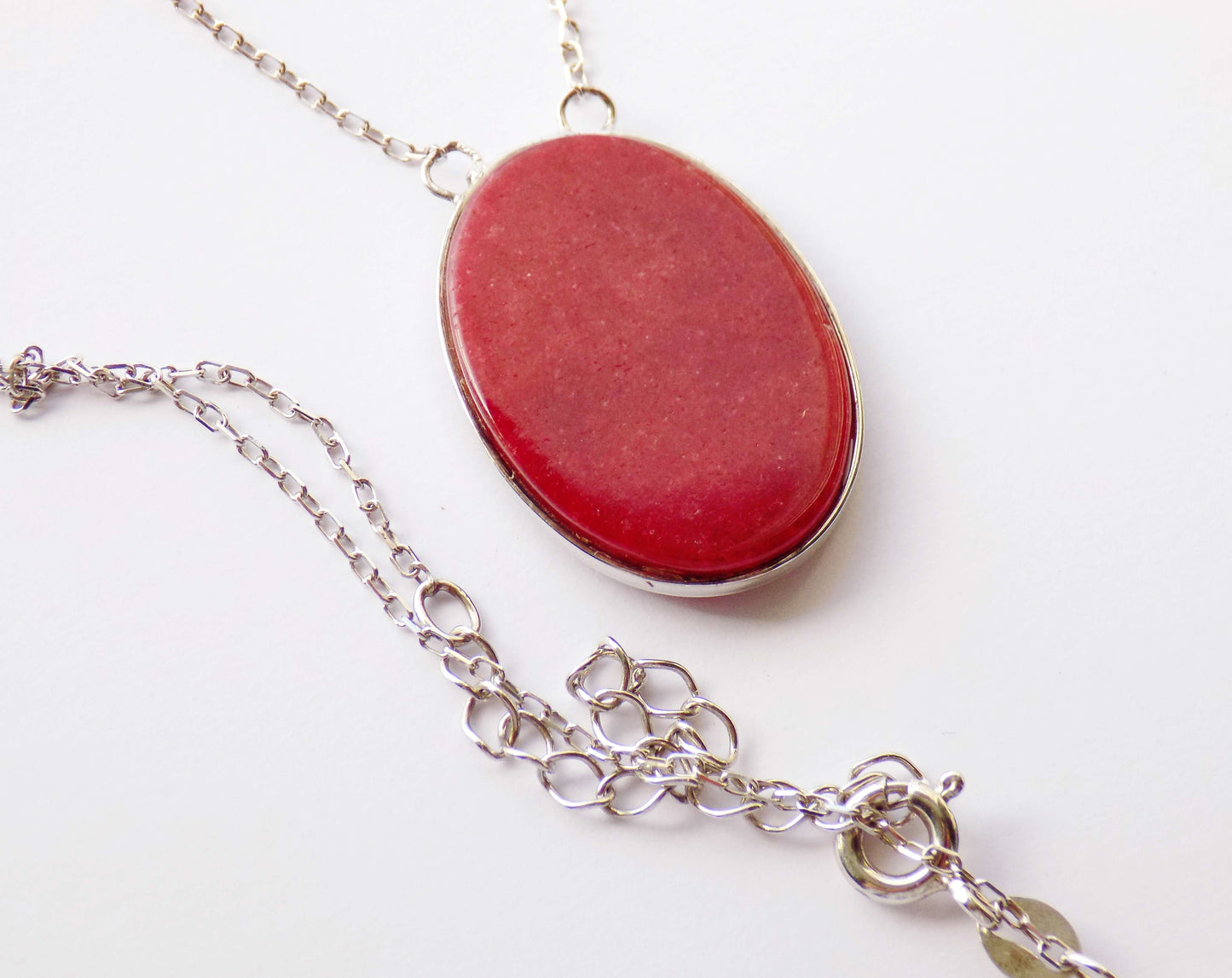 Sudraba kaklarota ar sarkanu jašmu