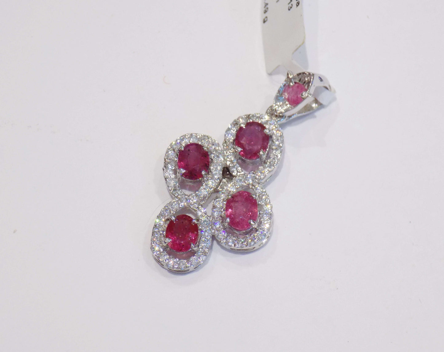 Sudraba kulons ar rubīniem un cirkoniem