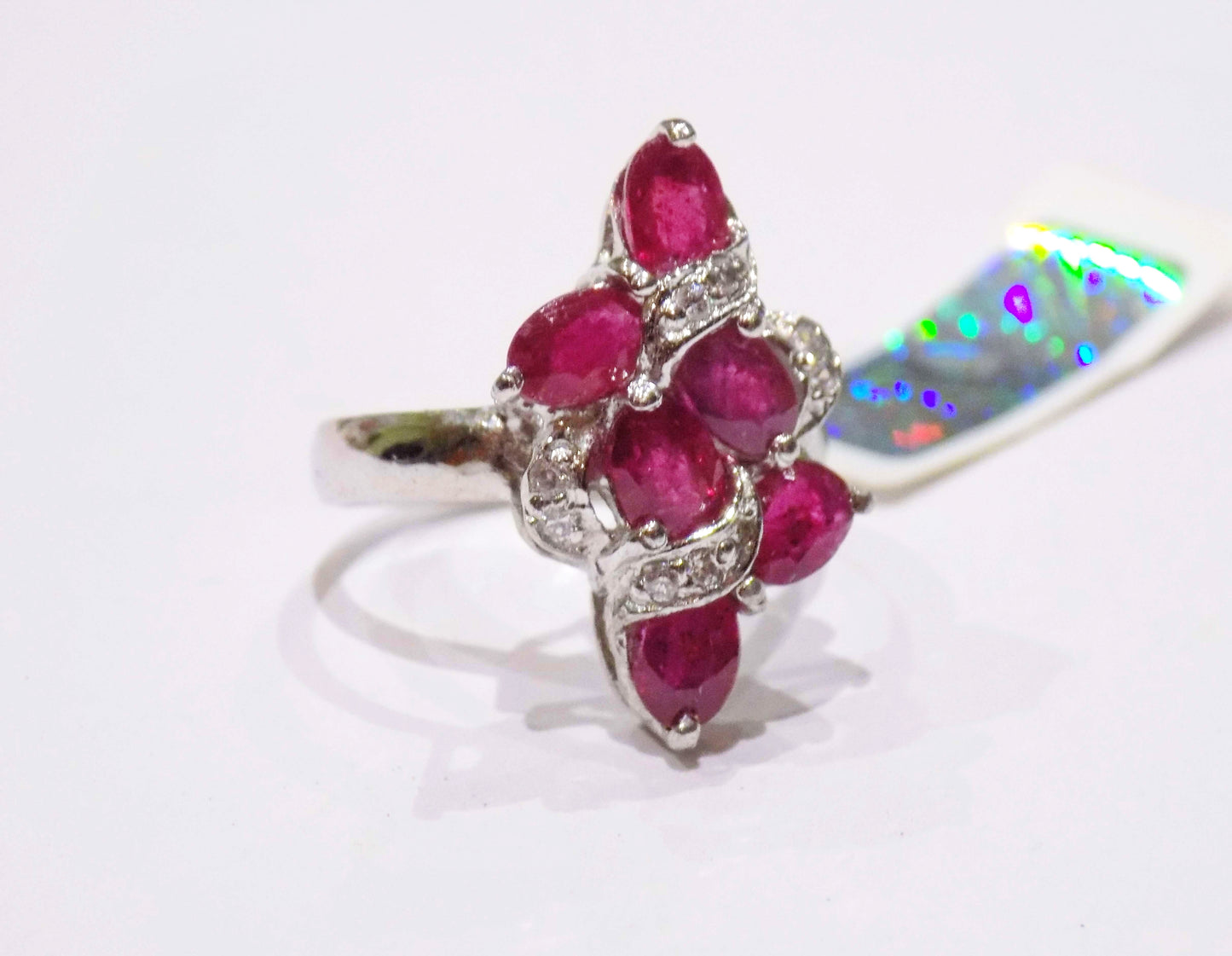 Sudraba gredzens ar rubīniem un cirkoniem