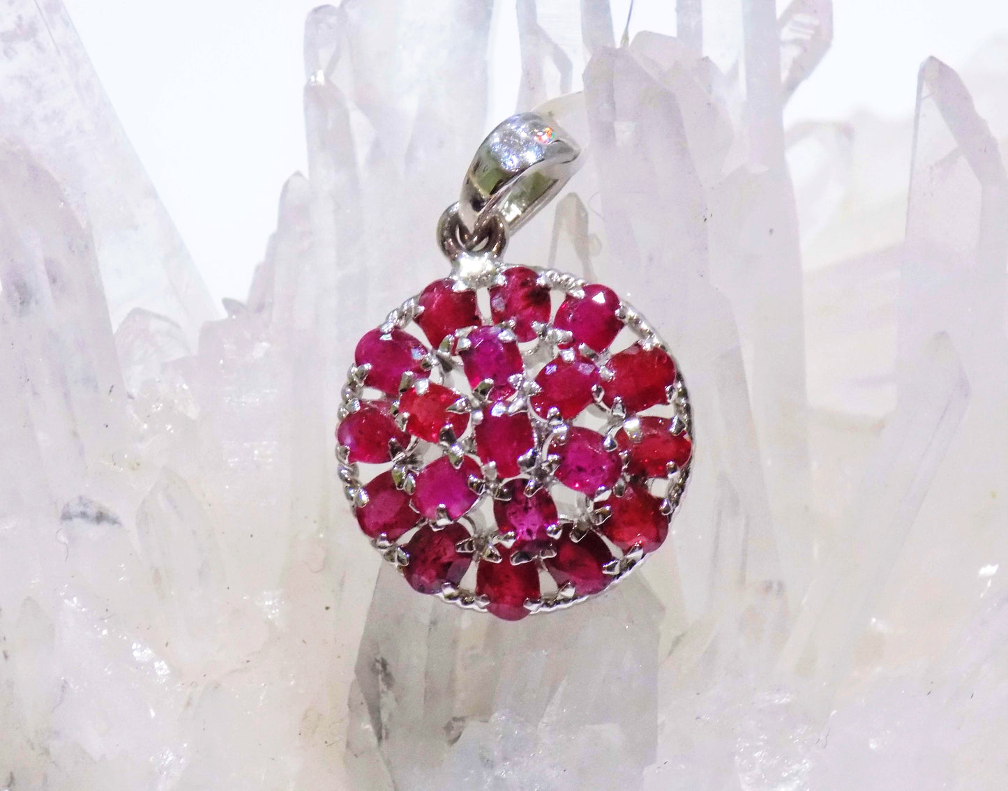 Sudraba kulons ar rubīniem