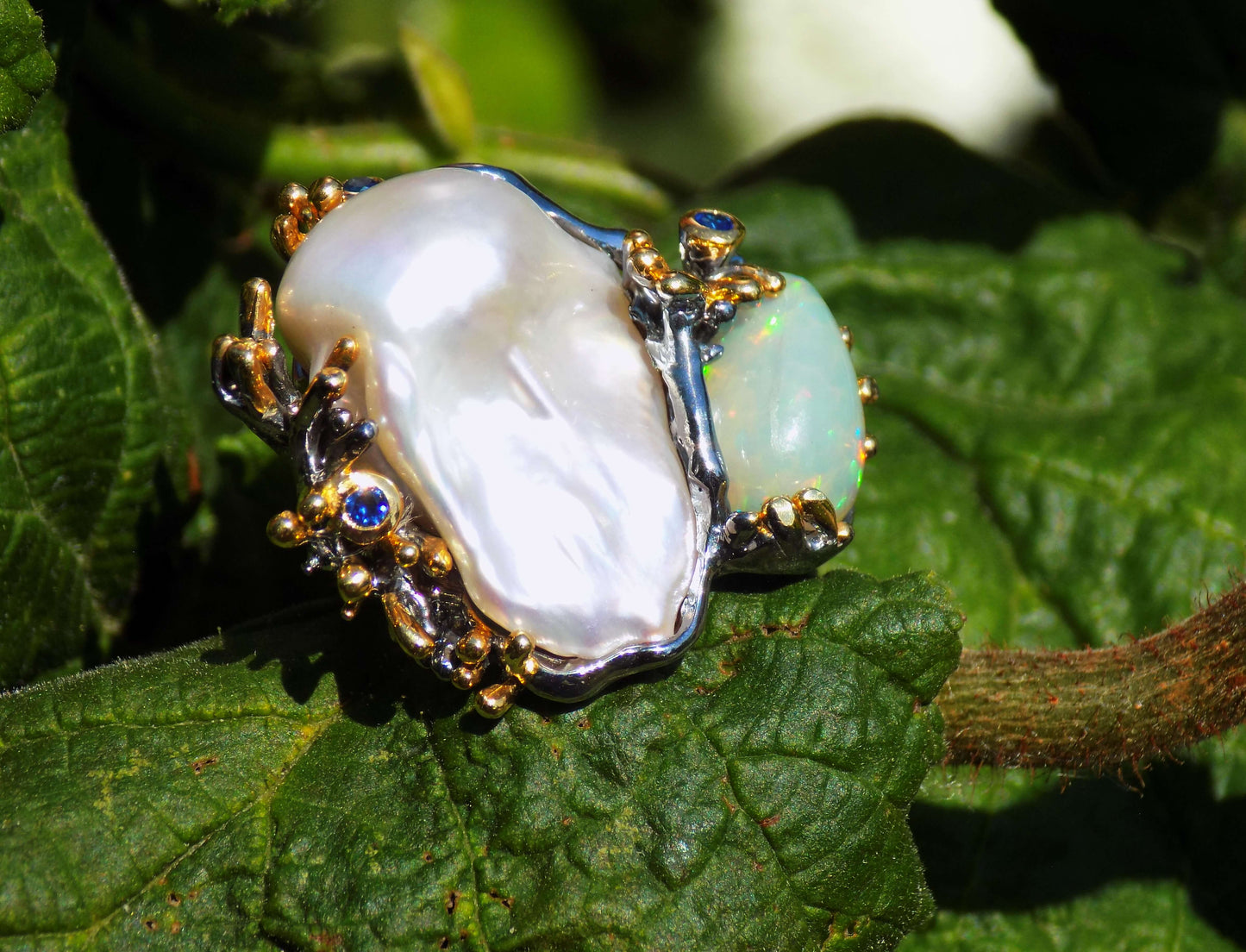 Серебряное кольцо с белой барочной морской жемчужиной, опалом и голубыми сапфирами