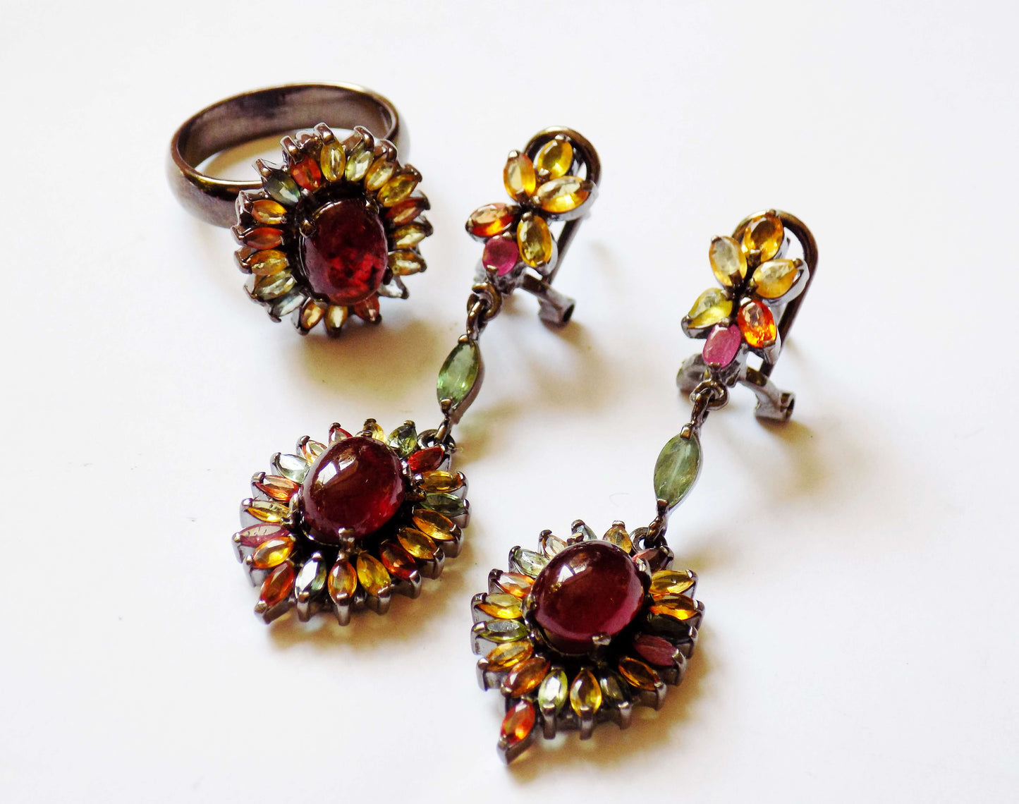 Серебряные серьги с рубинами и разноцветными сапфирами