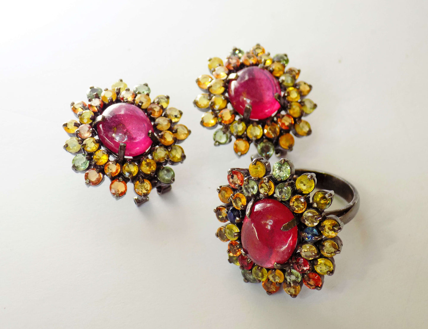 Серебряное кольцо с рубином и разноцветными сапфирами