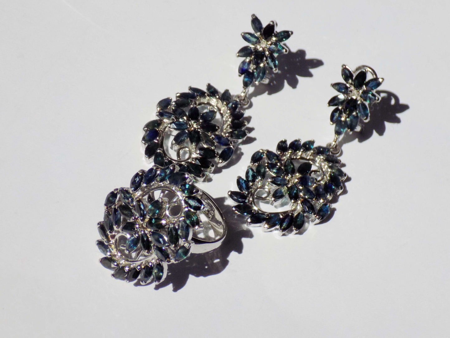 Sudraba auskari ar ziliem un zaļiem safīriem