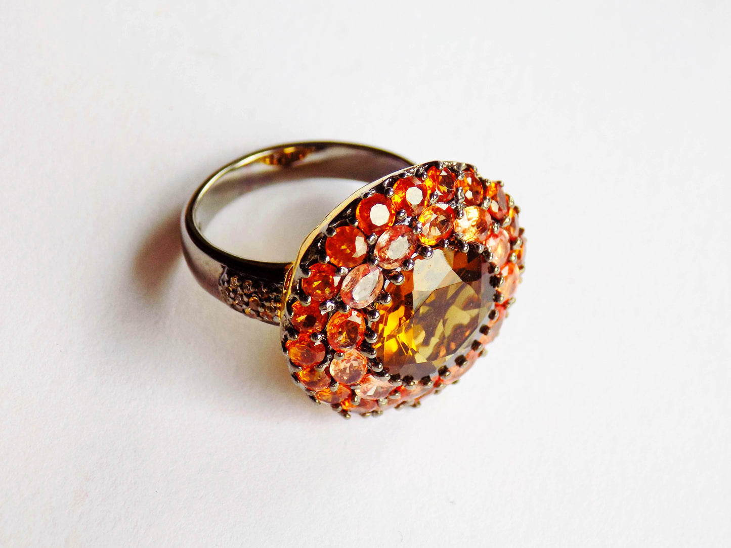 Sudraba gredzens ar konjaka citrīnu, apelsīnu safīriem un apelsīnu granātiem