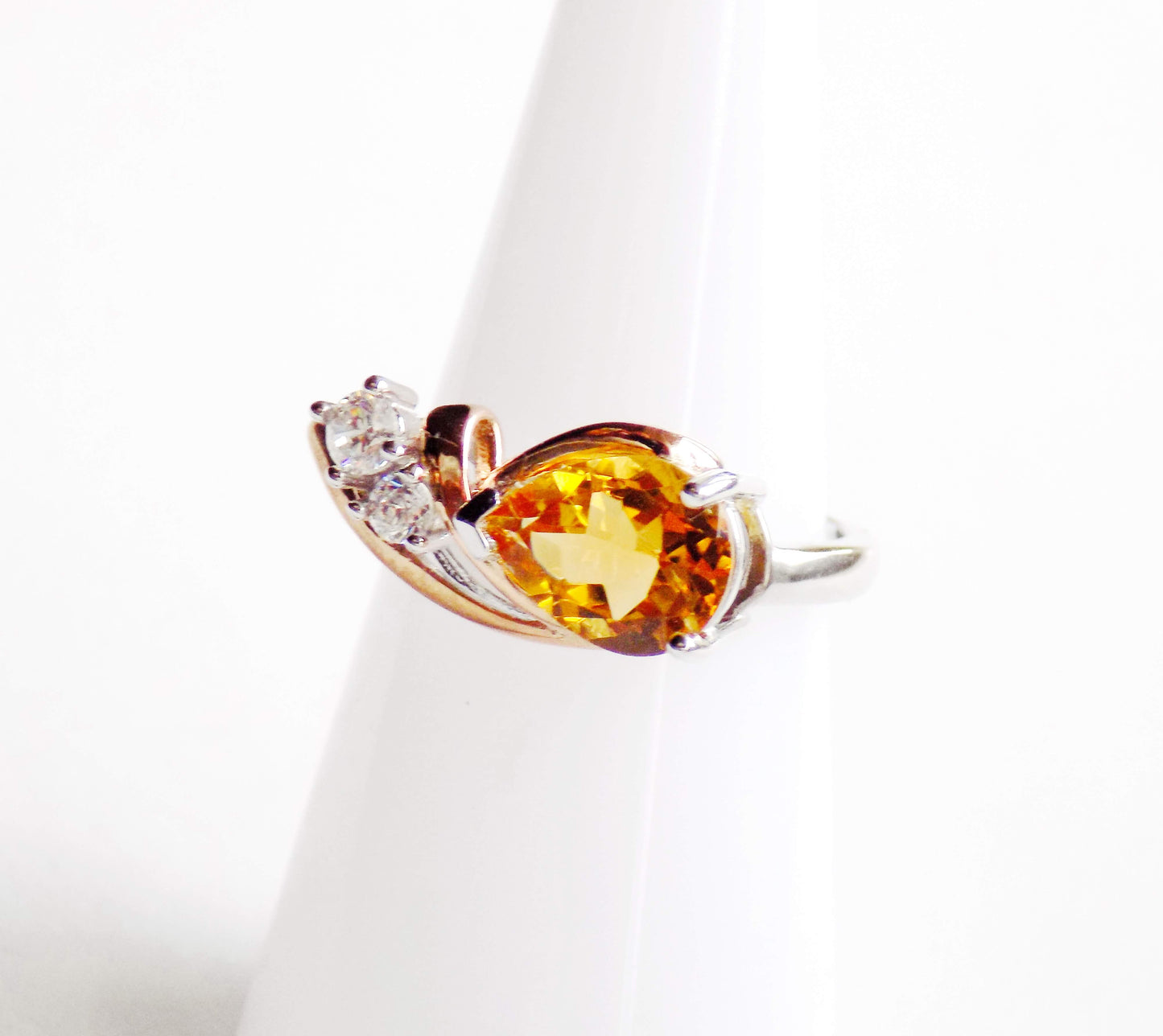 Sudraba kulons ar citrīnu un cirkoniem