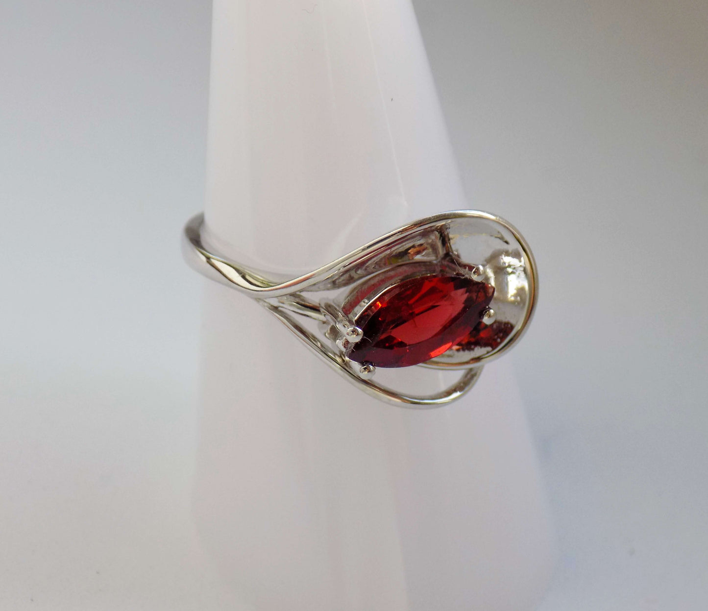 Sudraba gredzens ar granātu