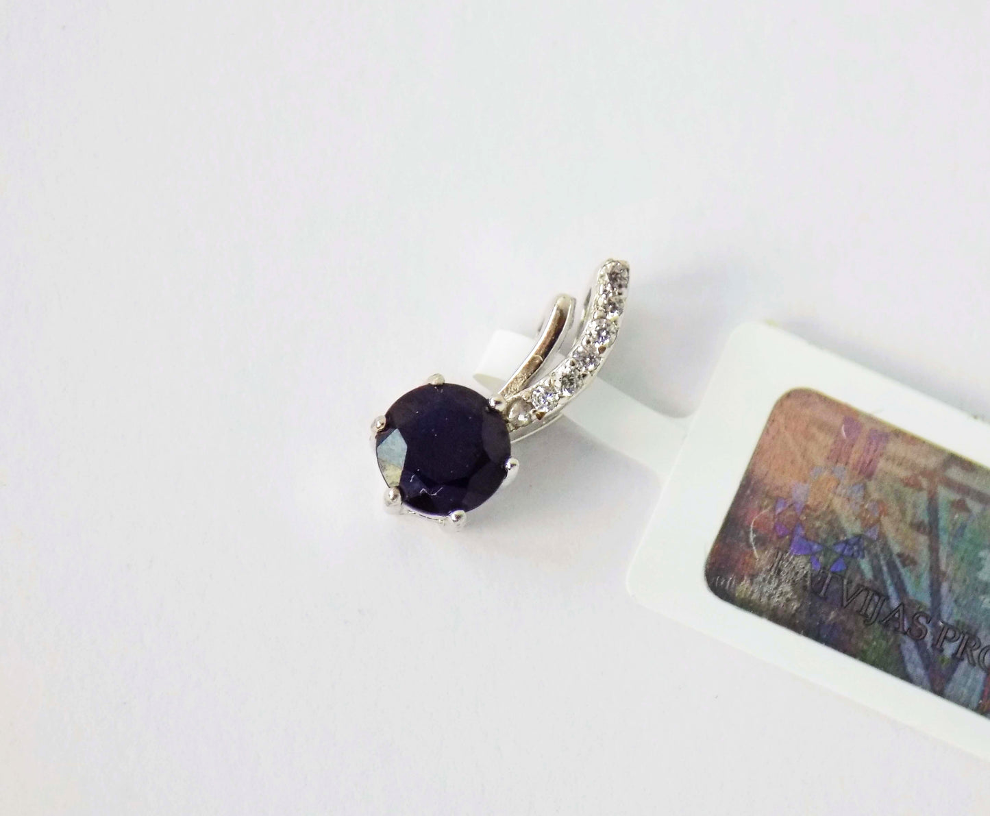 Sudraba kulons ar safīru un cirkoniem