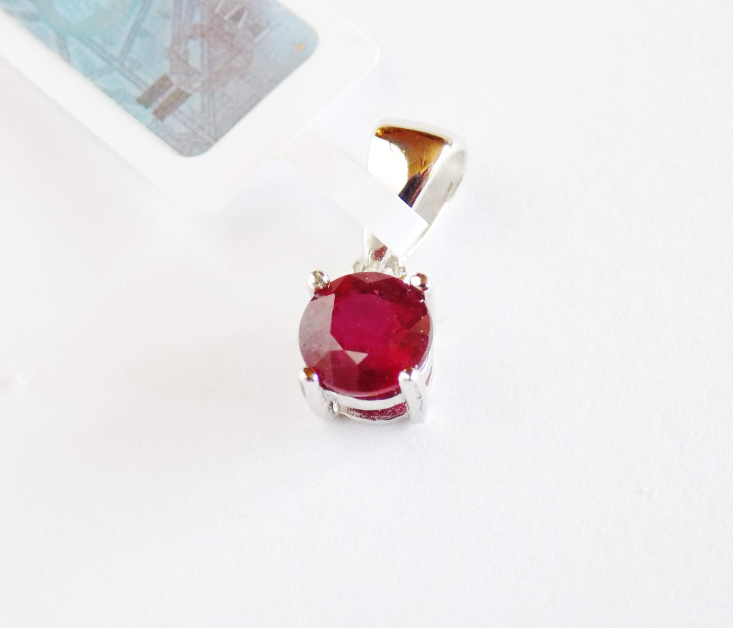 Sudraba kulons ar rubīnu