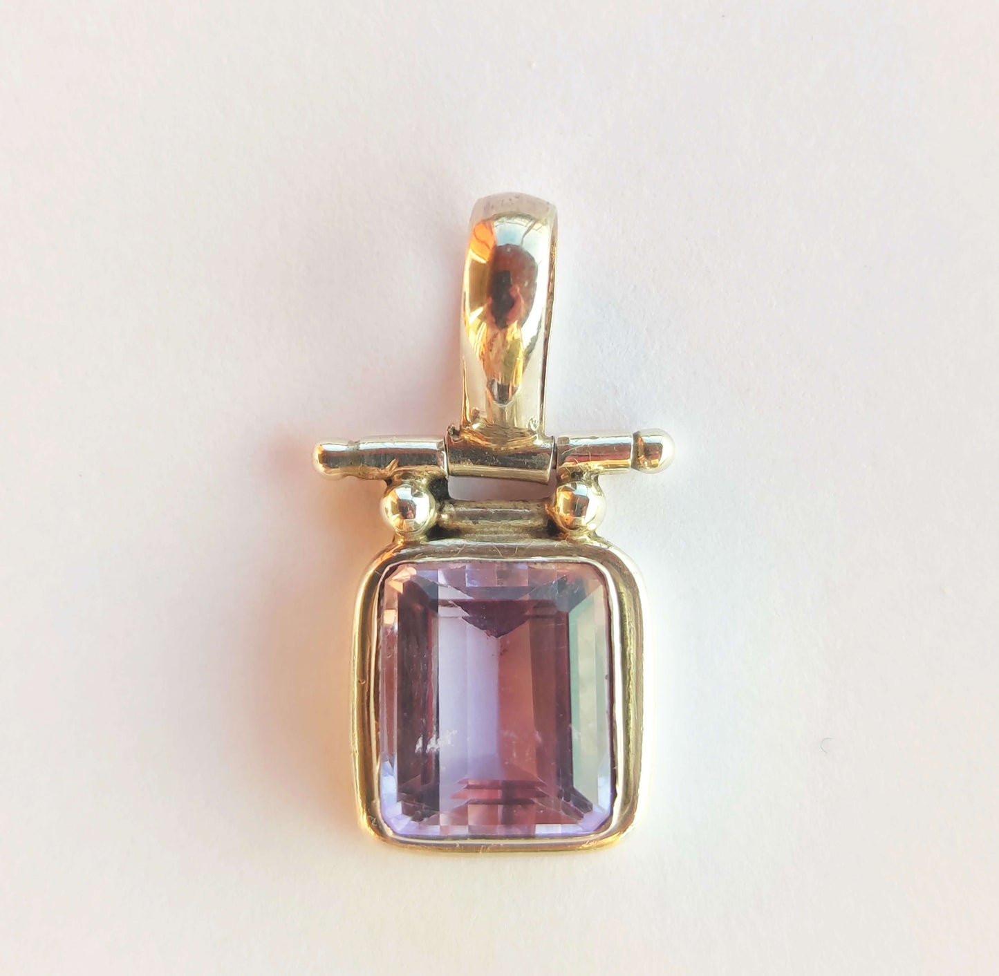 Sudraba kulons ar ametistu