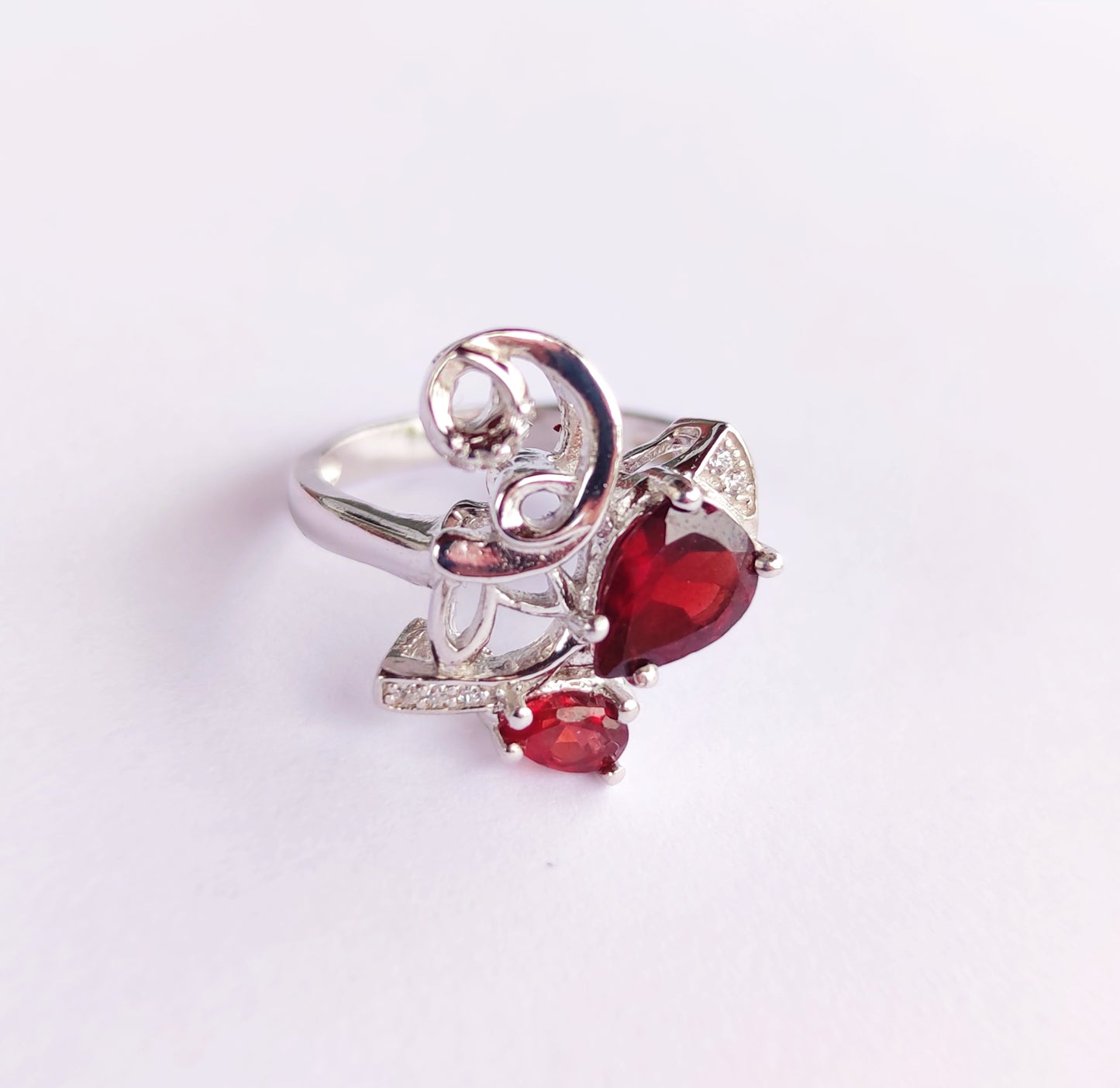 Sudraba gredzens ar granātiem un cirkoniem