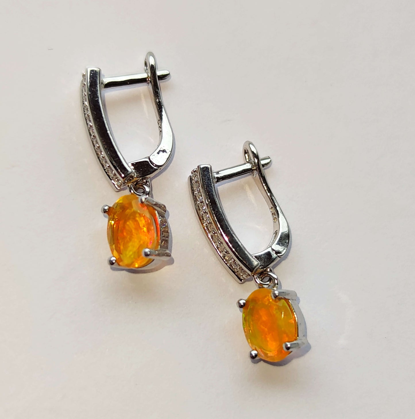 Sudraba auskari ar uguns opāliem un cirkoniem