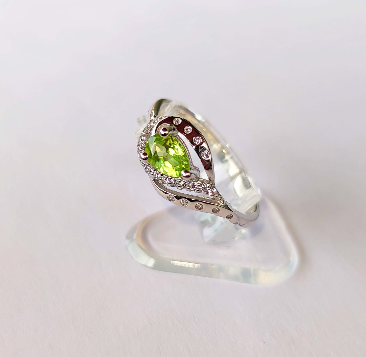 Сереряное кольцо с Хризолитом и Цирконами