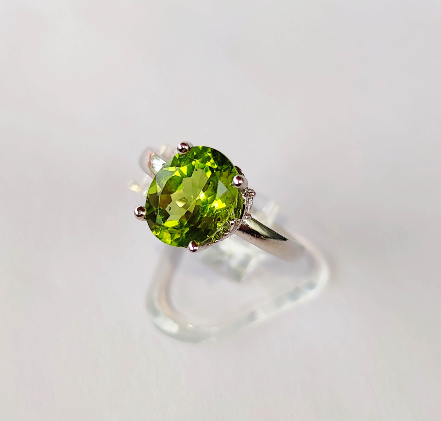 Сереряное кольцо с Хризолитом и Цирконами