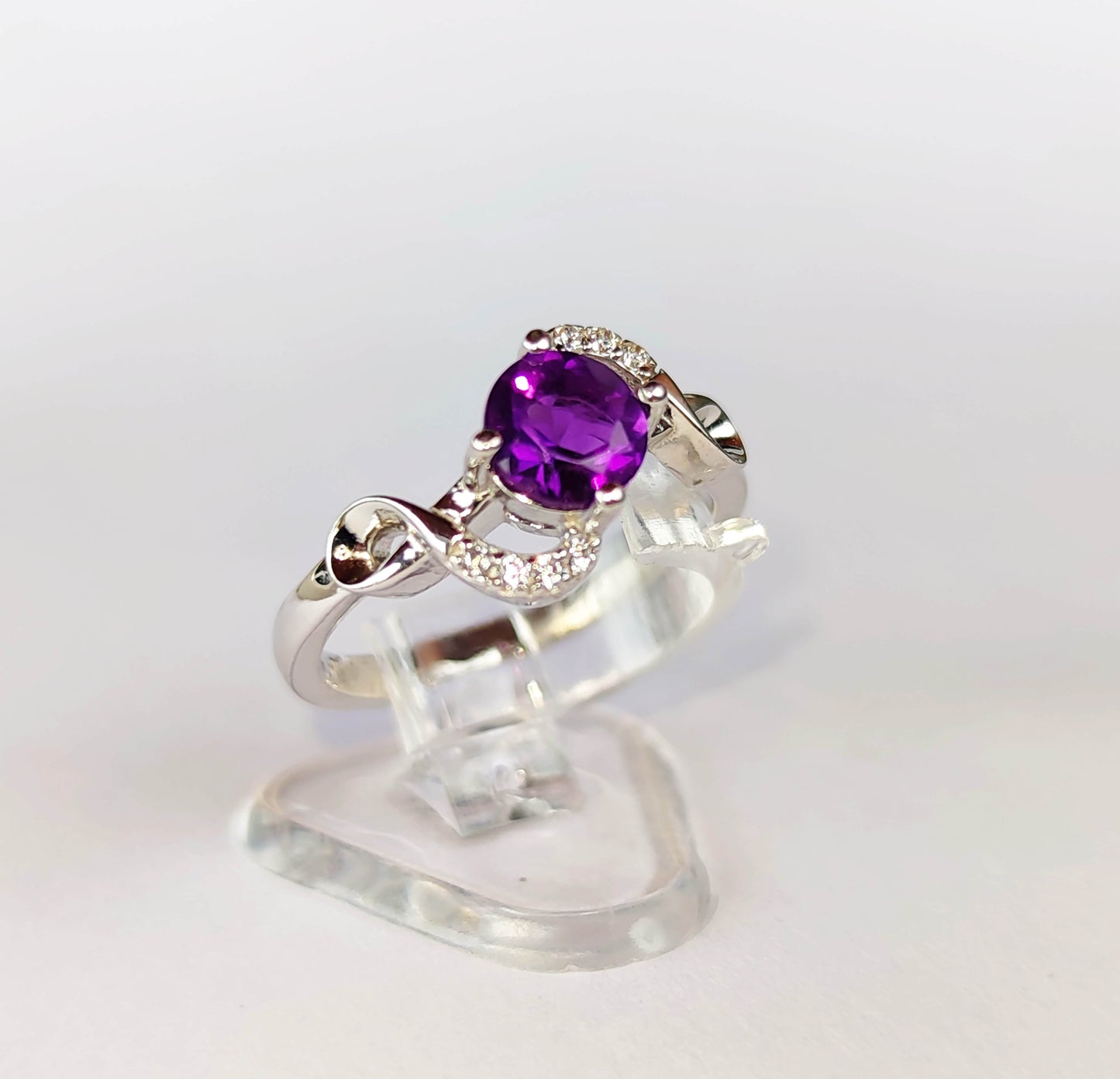 Sudraba kulons ar ametistu un cirkoniem