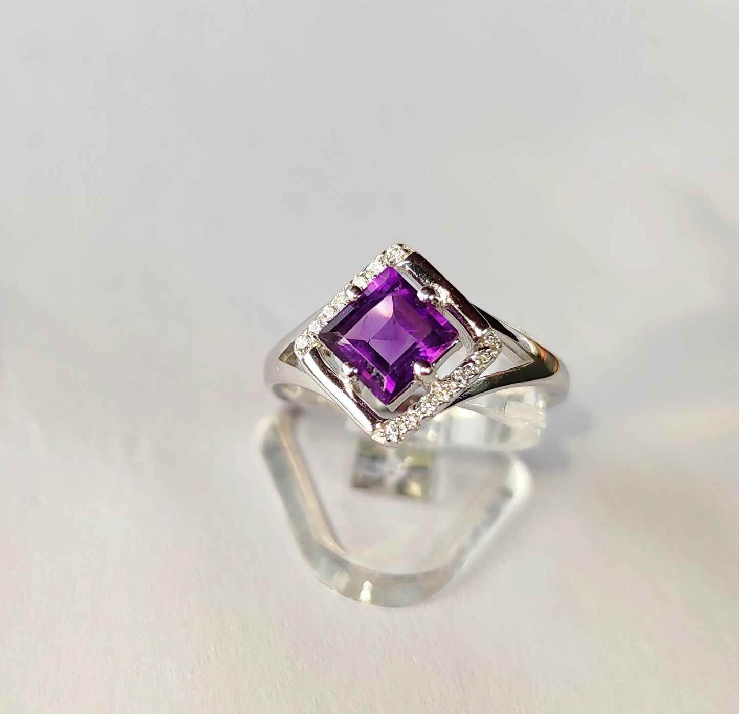 Sudraba kulons ar ametistu un cirkoniem